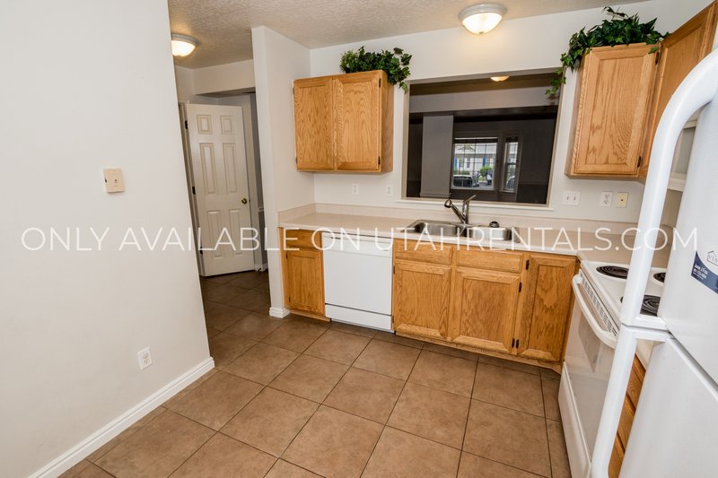 Bright & Sunny 3 Bed, 1.5 Bath Townhouse property image