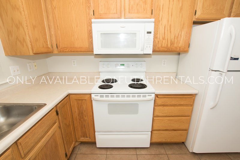 Bright & Sunny 3 Bed, 1.5 Bath Townhouse property image