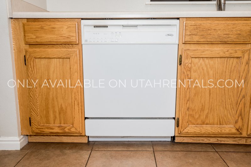 Bright & Sunny 3 Bed, 1.5 Bath Townhouse property image