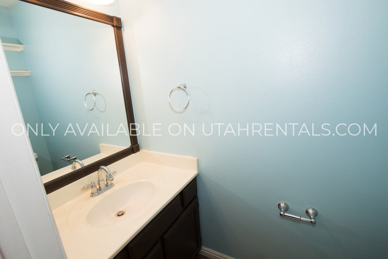 Bright & Sunny 3 Bed, 1.5 Bath Townhouse property image