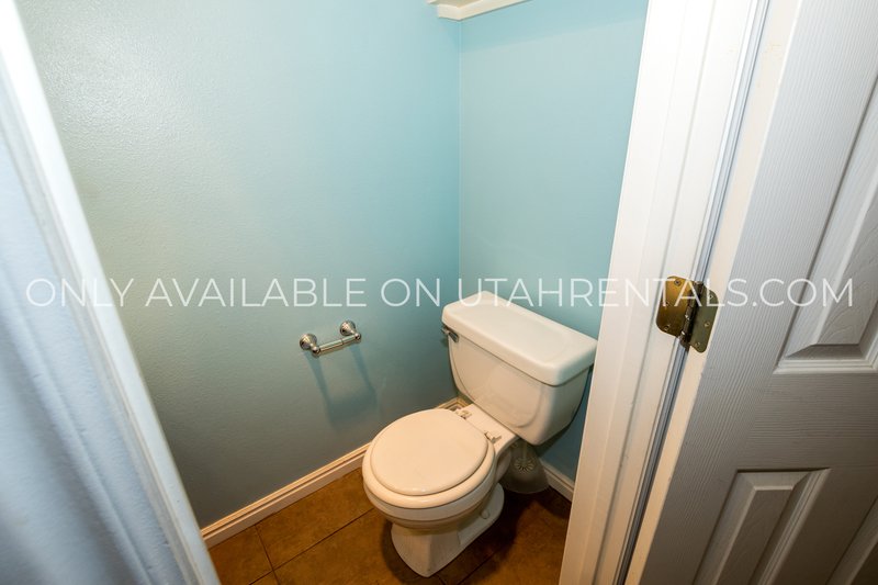 Bright & Sunny 3 Bed, 1.5 Bath Townhouse property image