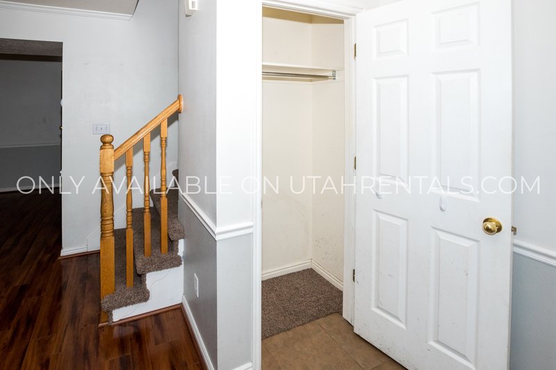 Bright & Sunny 3 Bed, 1.5 Bath Townhouse property image