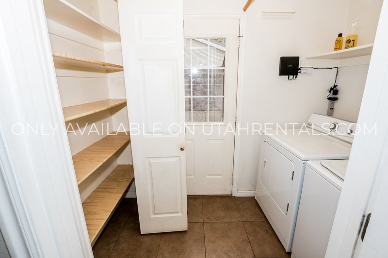 Bright & Sunny 3 Bed, 1.5 Bath Townhouse property image