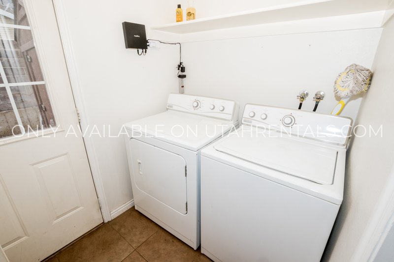 Bright & Sunny 3 Bed, 1.5 Bath Townhouse property image