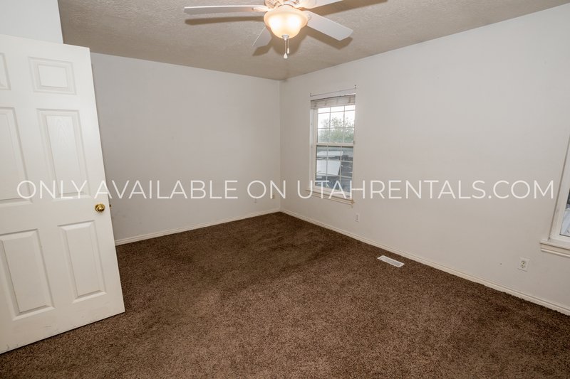 Bright & Sunny 3 Bed, 1.5 Bath Townhouse property image