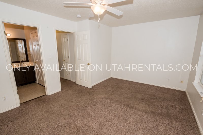 Bright & Sunny 3 Bed, 1.5 Bath Townhouse property image