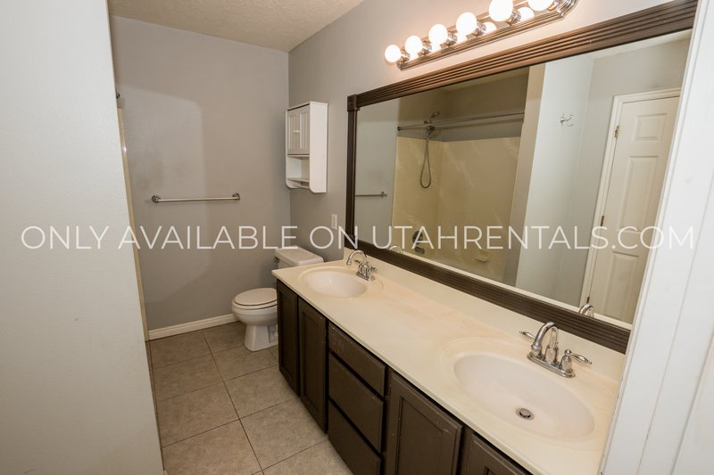 Bright & Sunny 3 Bed, 1.5 Bath Townhouse property image