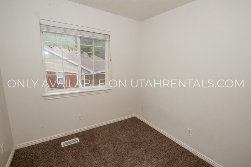 Bright & Sunny 3 Bed, 1.5 Bath Townhouse property image