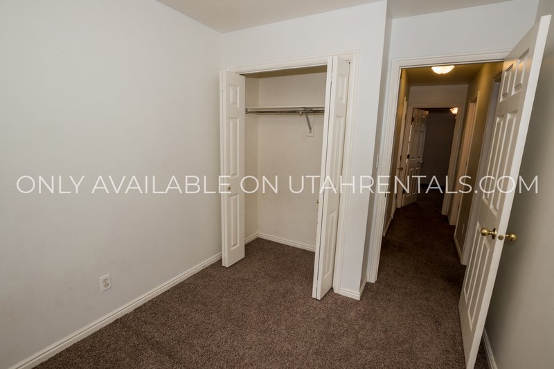 Bright & Sunny 3 Bed, 1.5 Bath Townhouse property image