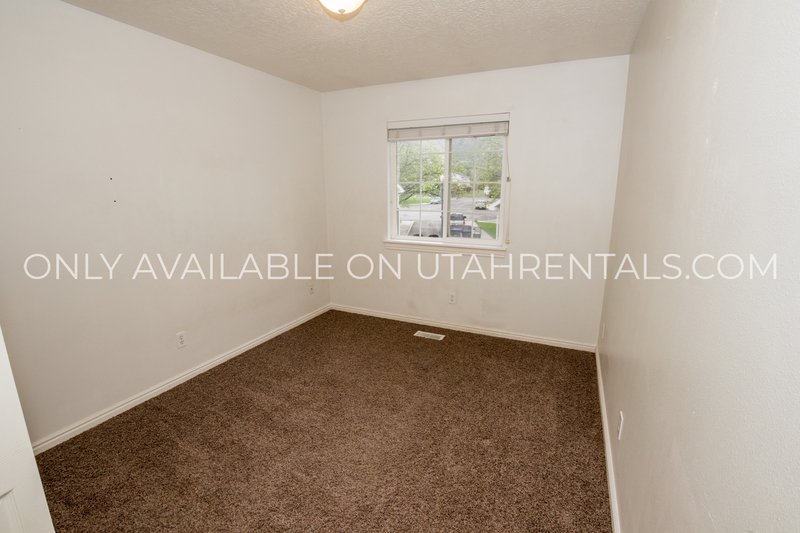 Bright & Sunny 3 Bed, 1.5 Bath Townhouse property image