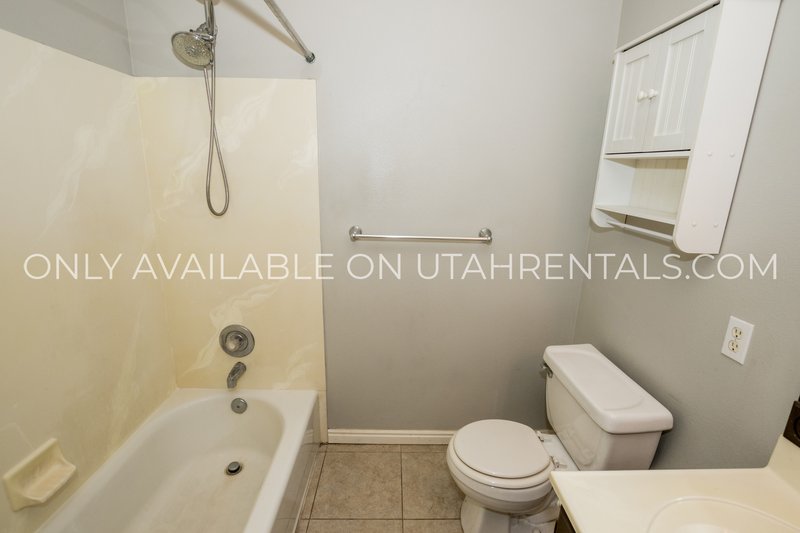 Bright & Sunny 3 Bed, 1.5 Bath Townhouse property image