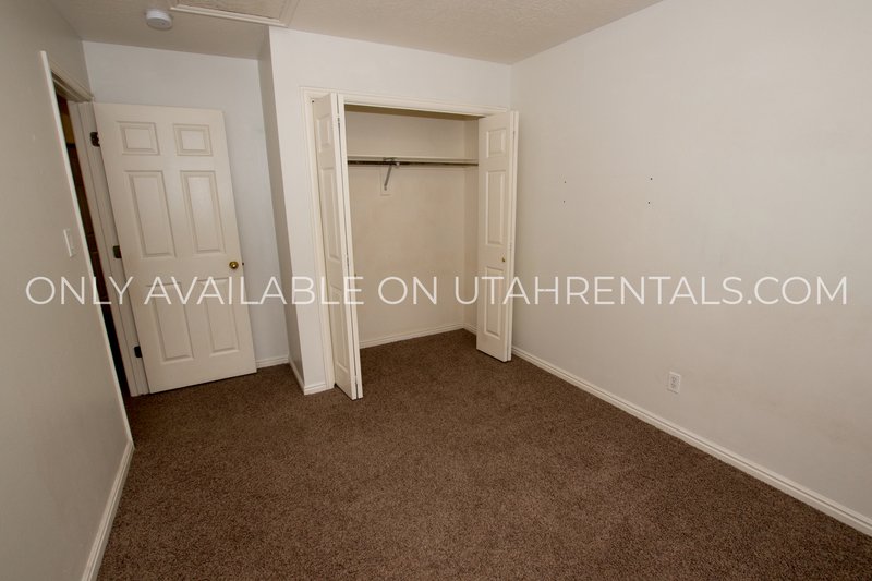Bright & Sunny 3 Bed, 1.5 Bath Townhouse property image