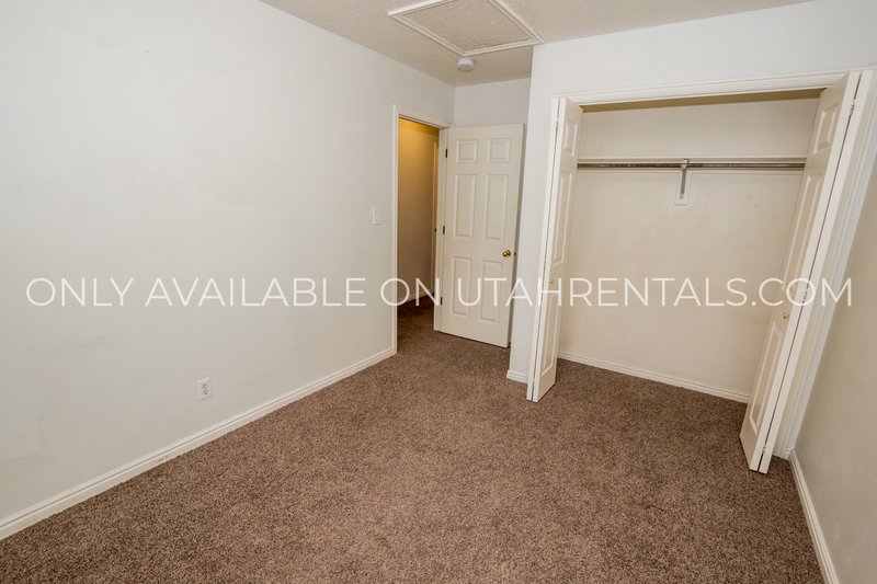 Bright & Sunny 3 Bed, 1.5 Bath Townhouse property image