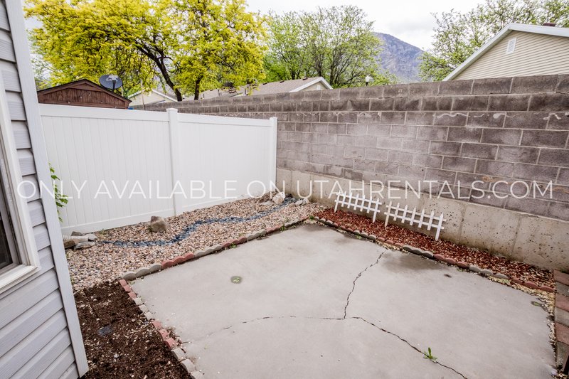 Bright & Sunny 3 Bed, 1.5 Bath Townhouse property image