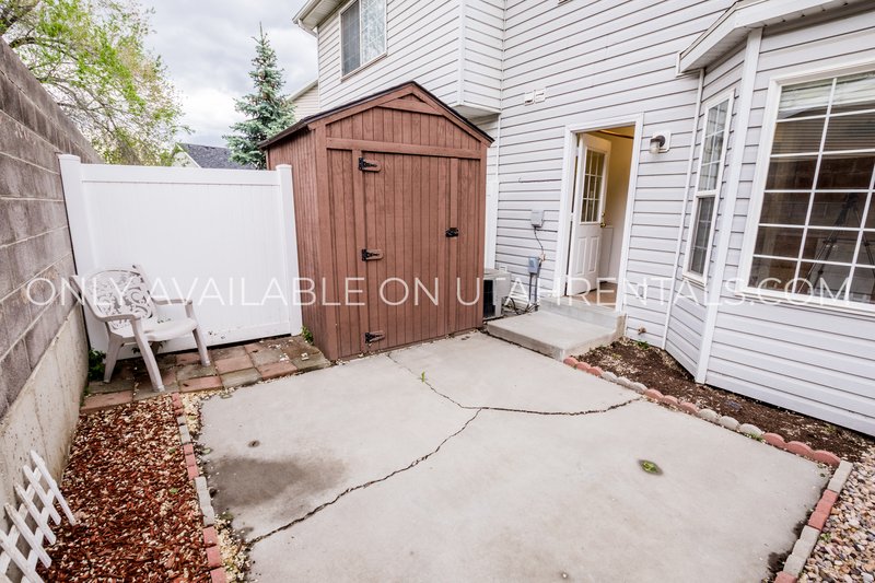 Bright & Sunny 3 Bed, 1.5 Bath Townhouse property image
