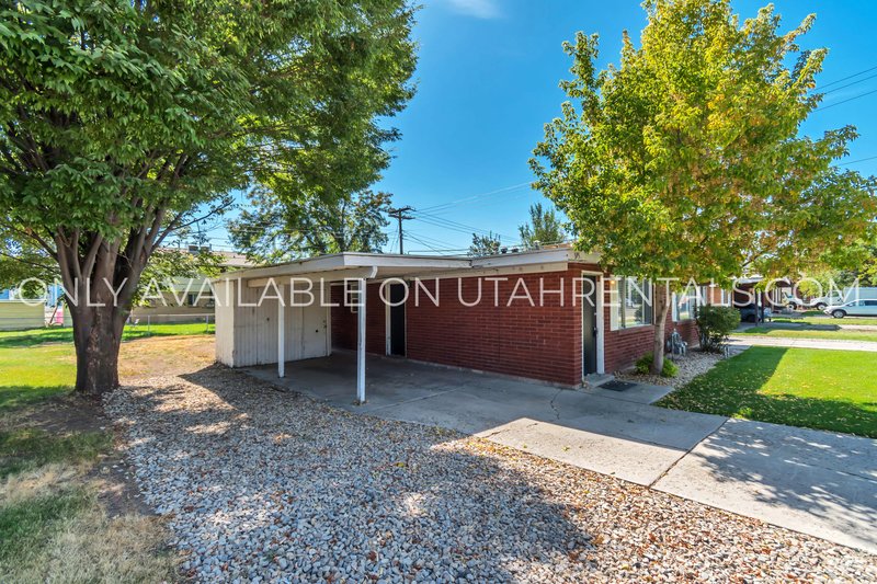 Updated 2-Bed Duplex with Yard & Covered Parking property image