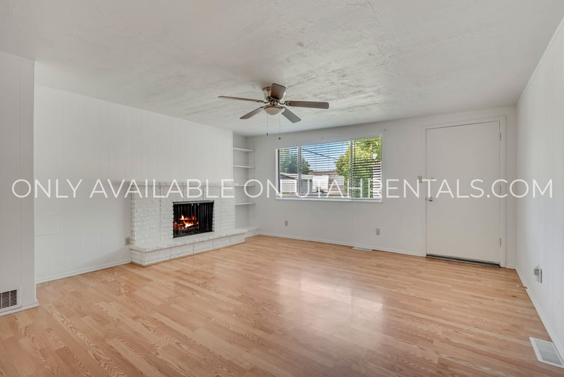 Updated 2-Bed Duplex with Yard & Covered Parking property image