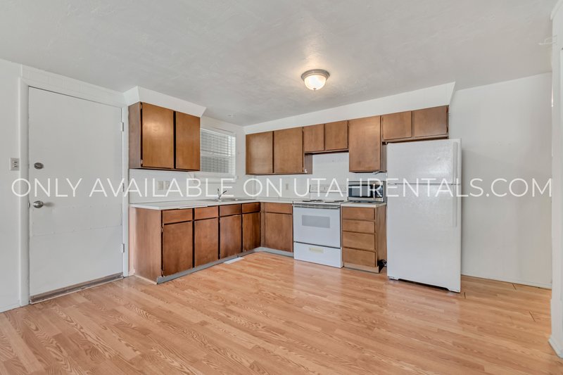 Updated 2-Bed Duplex with Yard & Covered Parking property image