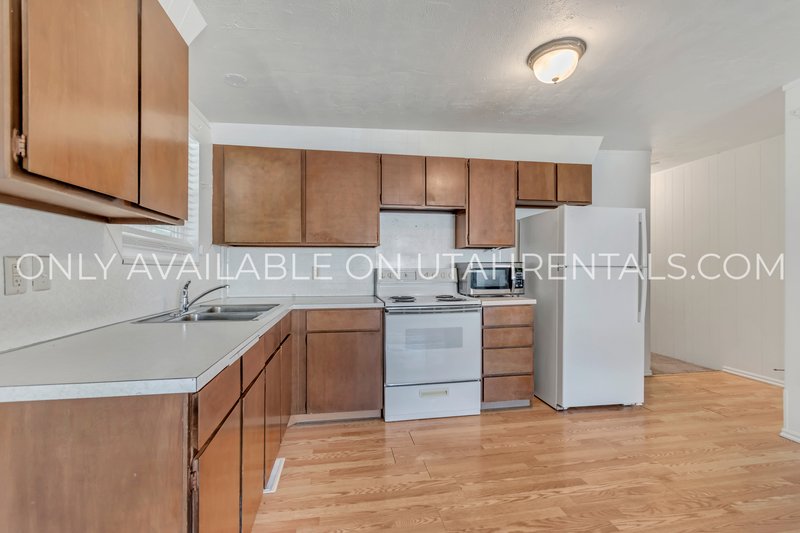 Updated 2-Bed Duplex with Yard & Covered Parking property image