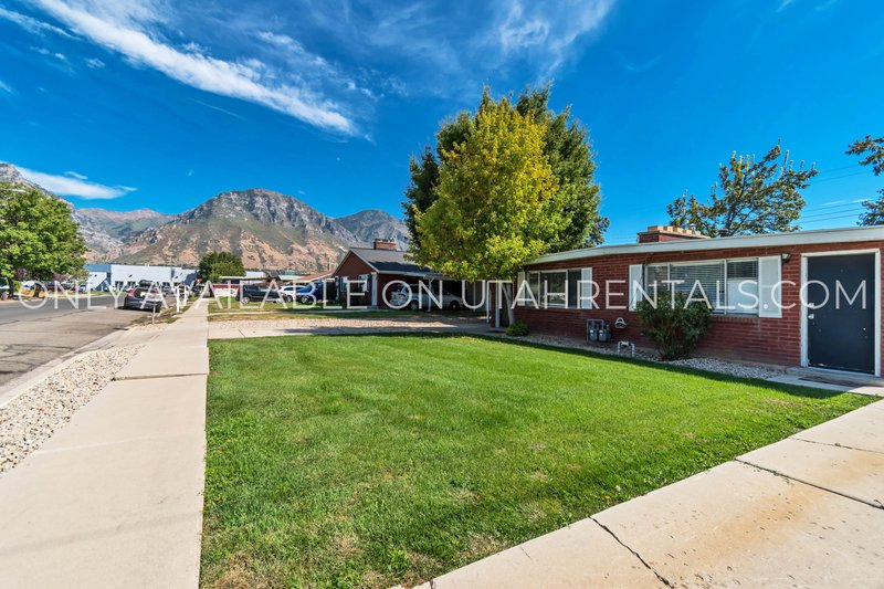 Updated 2-Bed Duplex with Yard & Covered Parking property image