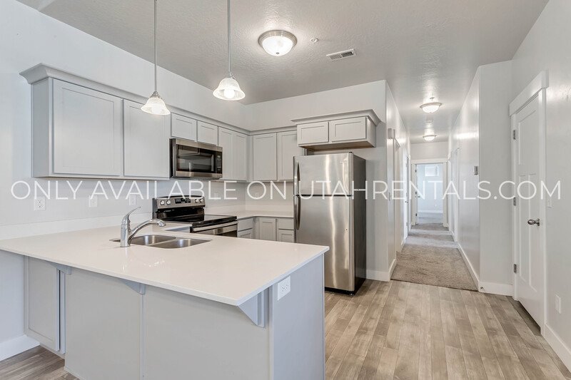Modern 3-Bedroom Condo in The Preserve at Water’s Edge property image