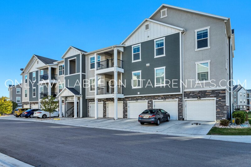 Modern 3-Bedroom Condo in The Preserve at Water’s Edge property image