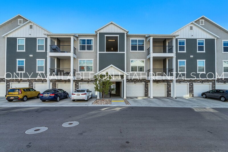 Modern 3-Bedroom Condo in The Preserve at Water’s Edge property image