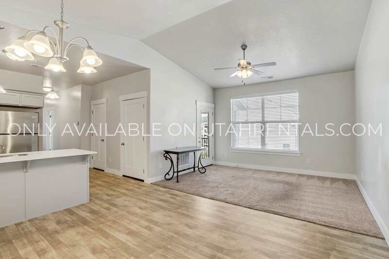 Modern 3-Bedroom Condo in The Preserve at Water’s Edge property image