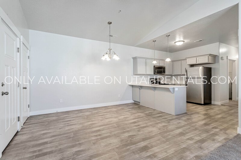 Modern 3-Bedroom Condo in The Preserve at Water’s Edge property image