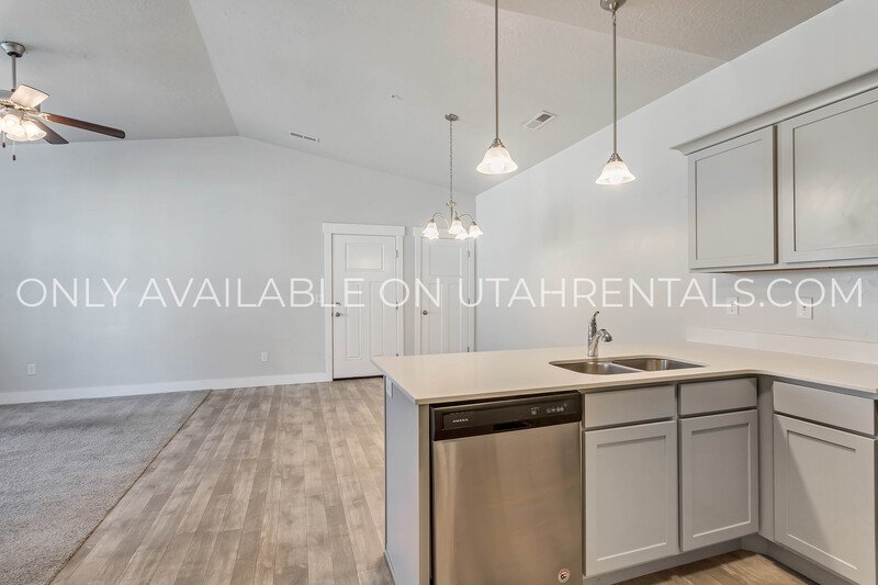 Modern 3-Bedroom Condo in The Preserve at Water’s Edge property image