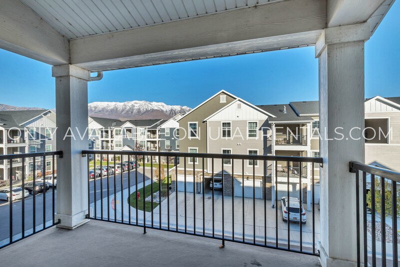 Modern 3-Bedroom Condo in The Preserve at Water’s Edge property image