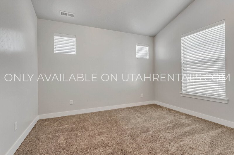 Modern 3-Bedroom Condo in The Preserve at Water’s Edge property image