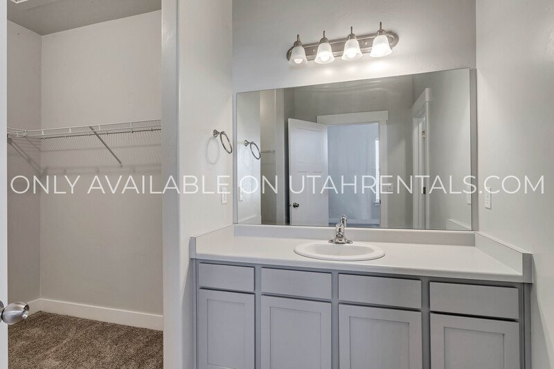 Modern 3-Bedroom Condo in The Preserve at Water’s Edge property image