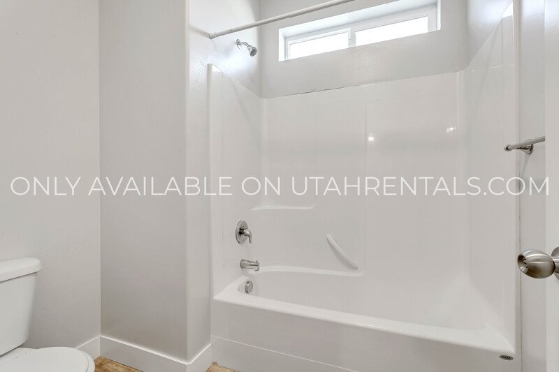 Modern 3-Bedroom Condo in The Preserve at Water’s Edge property image
