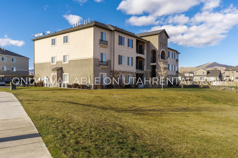 Adorable 3 bed 2 bath condo property image