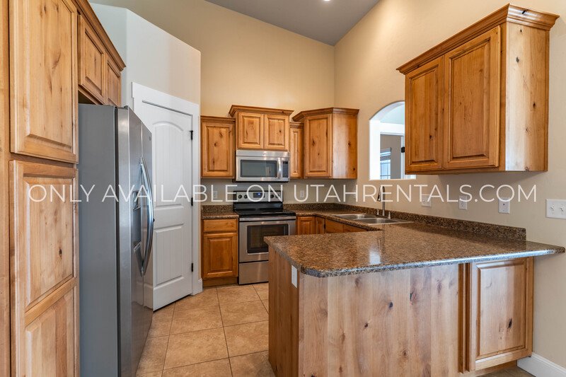 Adorable 3 bed 2 bath condo property image