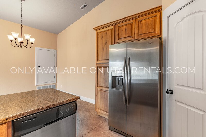 Adorable 3 bed 2 bath condo property image