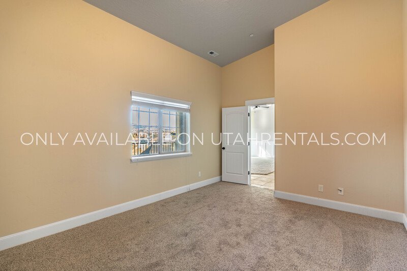 Adorable 3 bed 2 bath condo property image