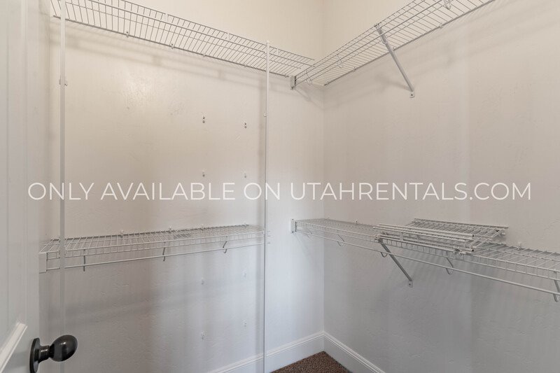 Adorable 3 bed 2 bath condo property image