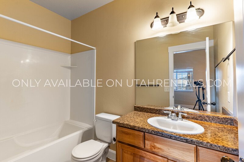 Adorable 3 bed 2 bath condo property image