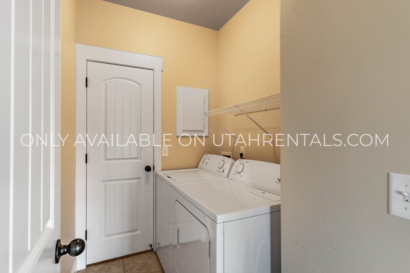 Adorable 3 bed 2 bath condo property image