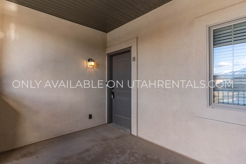 Adorable 3 bed 2 bath condo property image