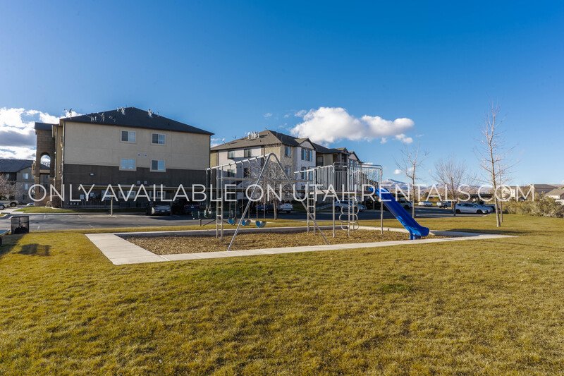 Adorable 3 bed 2 bath condo property image