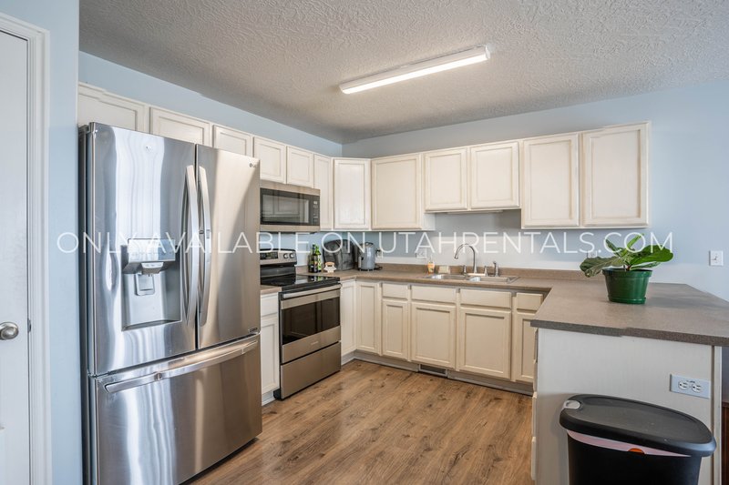 Twin Sized Bedroom Available! property image