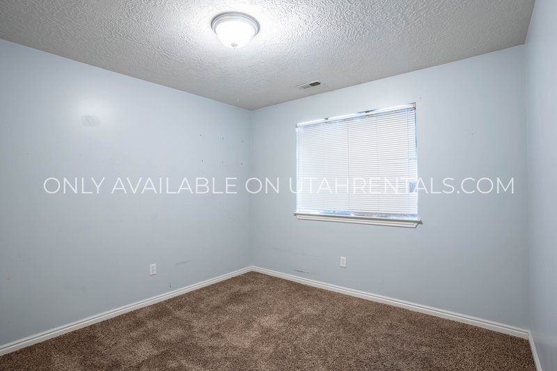 Twin Sized Bedroom Available! property image