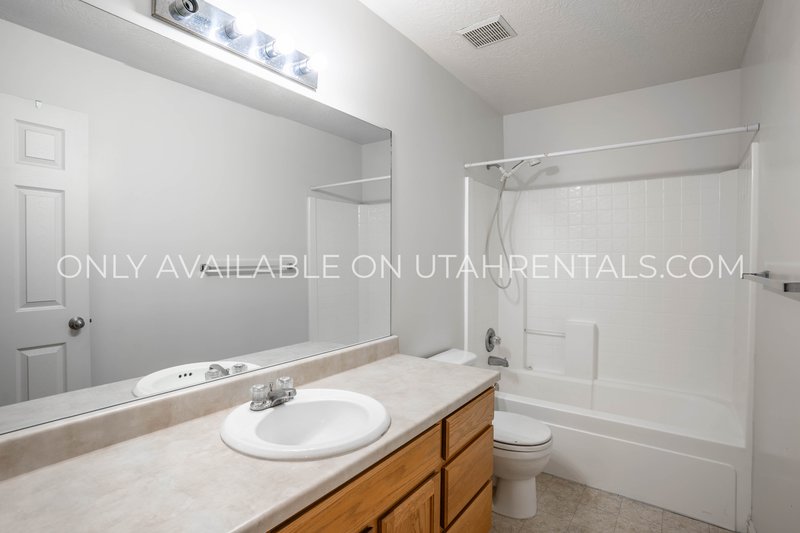 Twin Sized Bedroom Available! property image