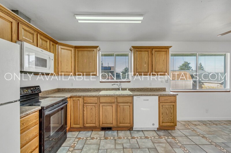 Spacious 5-bedroom home in a convenient West Valley City location! property image