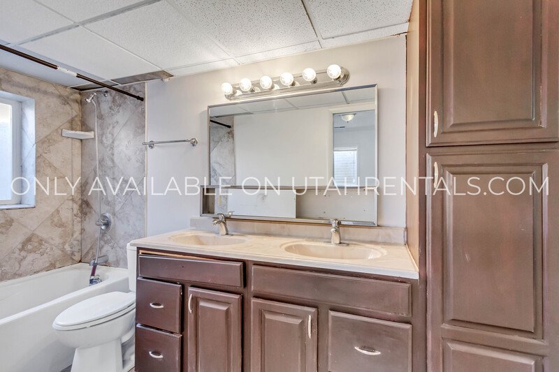 Spacious 5-bedroom home in a convenient West Valley City location! property image