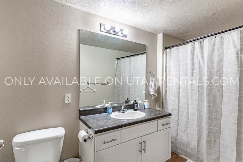 2 Private Rooms at Lanai Apartments property image