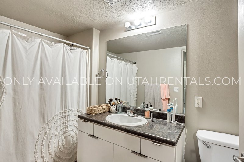 Private Bedroom at Lanai Apartments L2 property image